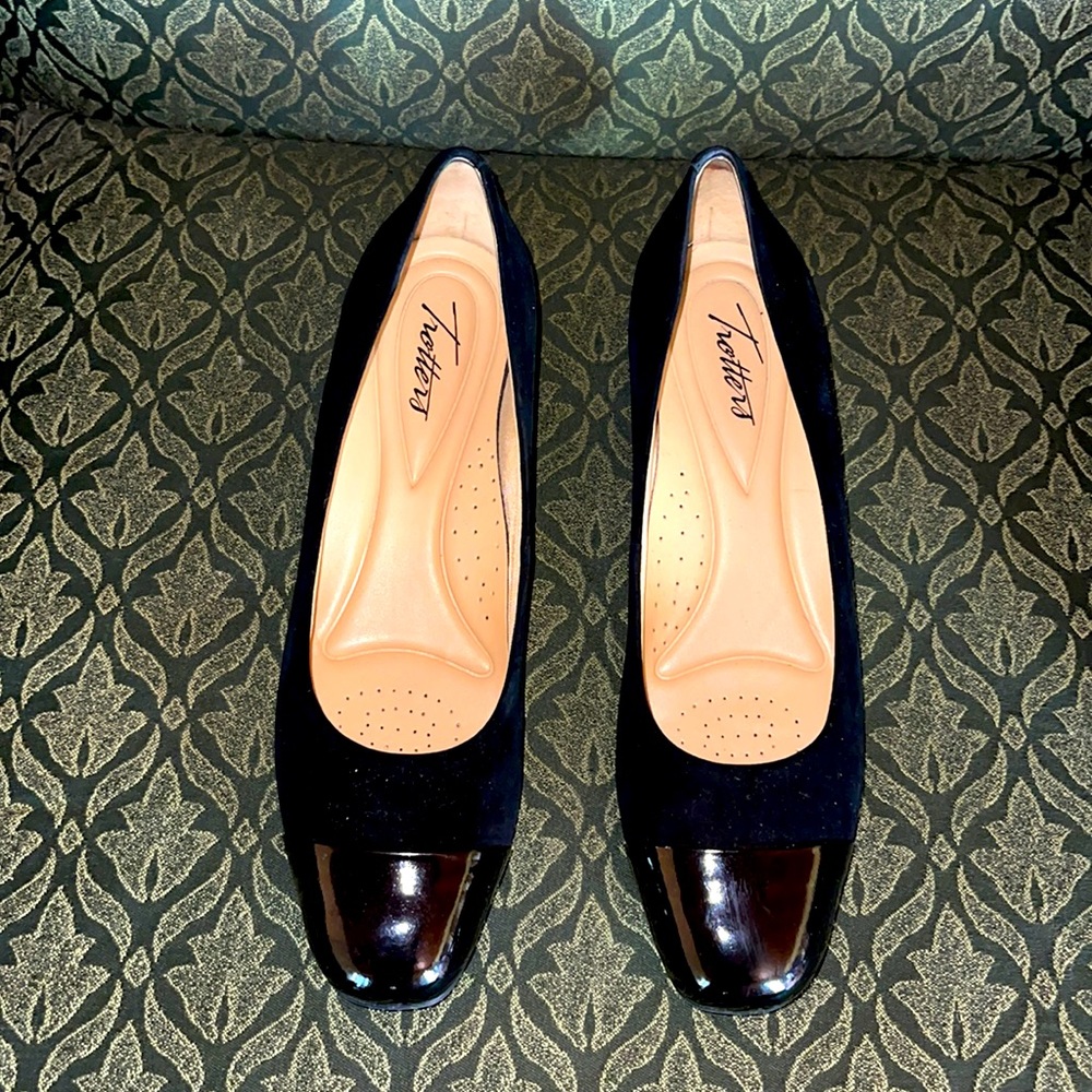 Trotters Black Textured Pump